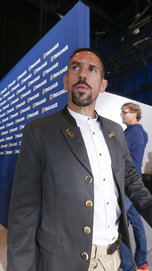 Zünftig in Lederhosen und Janker - die Bayern-Spieler beim traditionellen Wiesn-Shooting.