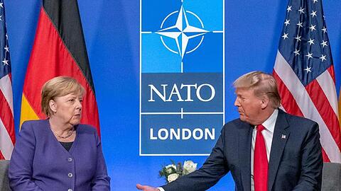 Merkel und Trump Anfang Dezember beim Nato-Gipfel in Watford bei London. Auch hinsichtlich der angespannten Lage im Iran und Irak wolle man in Kontakt bleiben, hieß es von Seiten der Bundesregierung.
