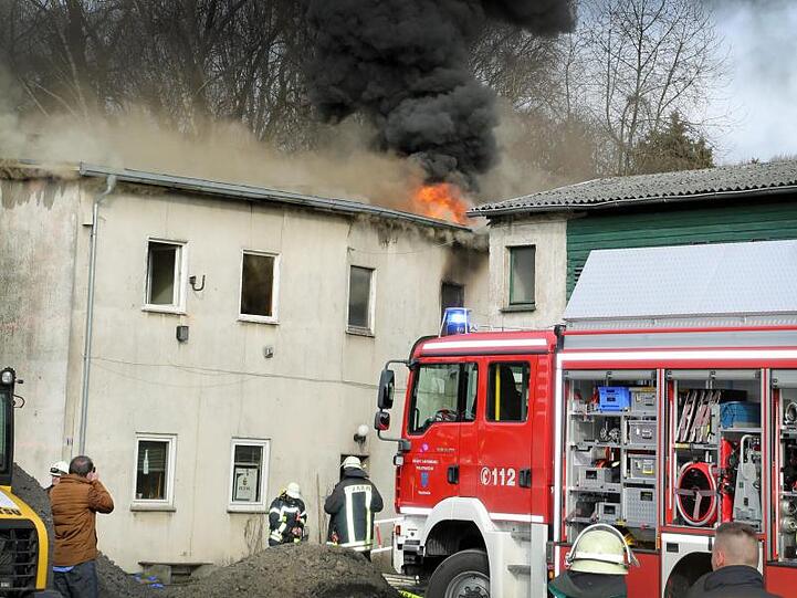 Ein Feuerwehrfahrzeug am Mittwoch vor dem brennenden Haus in Arnsberg.