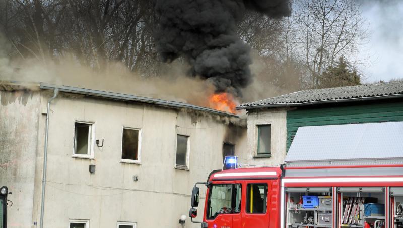 Ein Feuerwehrfahrzeug am Mittwoch vor dem brennenden Haus in Arnsberg. Ein Feuerwehrfahrzeug am Mittwoch vor dem brennenden Haus in Arnsberg.