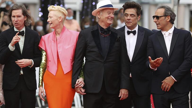 Regisseur Wes Anderson (von links) sorgte in Cannes für den großen Aufmarsch der Stars; Tilda Swinton, Bill Murray und Benicio Del Toro sowie Filmkomponist Alexandre Desplat kommen zur Premiere des Films "The French Dispatch".