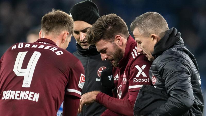 Nürnbergs Enrico Valentini muss verletzt vom Platz.