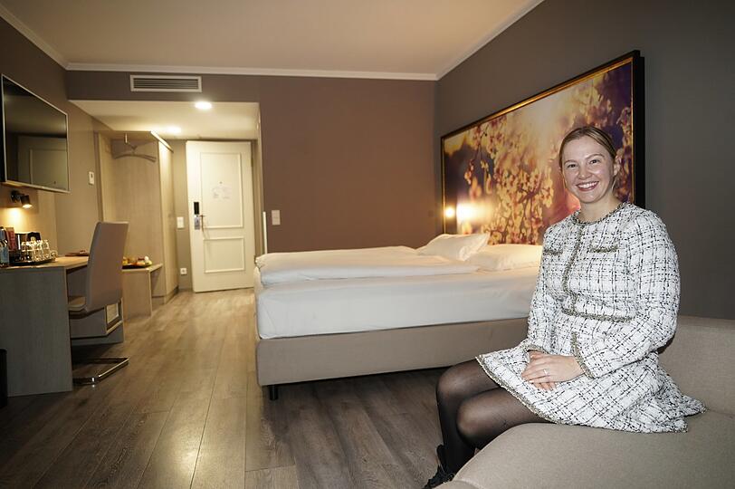 Hotelchefin Anita Wandinger in einer Junior-Suite ihres AWA Boutique Hotels in der Schillerstraße - hier hat kürzlich ein Pärchen 14 Tage in Quarantäne verbracht.