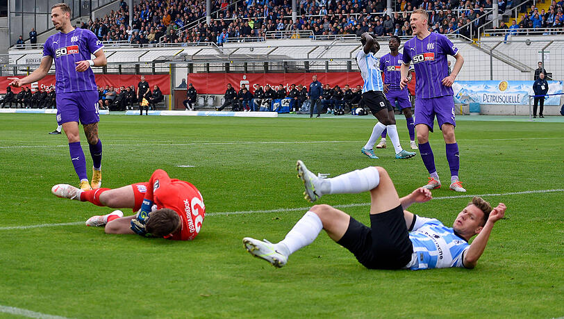 Erik Tallig scheitert an Osnabrück-Keeper Philipp Kühn. Erik Tallig scheitert an Osnabrück-Keeper Philipp Kühn.