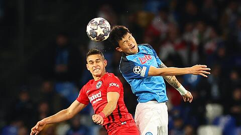 Einer für die Bayern-Defensive: Neapels Abwehrchef Min-Jae Kim (r.), hier gegen Frankfurts Raphael Borré.