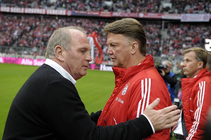 LOUIS VAN GAAL (01.07.2009 - 09.04.2011, 648 Tage)

Einerseits, weil jener Jürgen K. aus Mainz, dem die Bayern-Bosse seinerzeit Klinsmann vorzogen, mittlerweile mit Borussia Dortmund dem Rekordmeister den Rang ablief. Das führt in München grundsätzlich zu Spannungen. Mit van Gaal und Hoeneß gerieten zudem zwei Alphatiere aneinander. Hauptsächlich ging es dabei um die zukünftige Ausrichtung des Vereins. Mehrere Male versuchten sich beide Parteien, zum Wohle des Klubs, zusammenzureißen. Im April 2011 wurde bekannt, dass van Gaals Vertrag zum Saisonende aufgelöst wird – analog zu Tuchel 13 Jahre später. Als nach einem 1:1 bei Erzrivale Nürnberg am 29. Spieltag abermals der zur Europa League umfunktionierte UEFA Cup winkte, war auch van Gaal in München Geschichte.