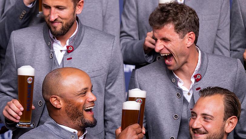 Gut gelaunt aufs Oktoberfest: Bayern-Trainer Vincent Kompany (l) und Thomas Müller prosten sich zu. Gut gelaunt aufs Oktoberfest: Bayern-Trainer Vincent Kompany (l) und Thomas Müller prosten sich zu.