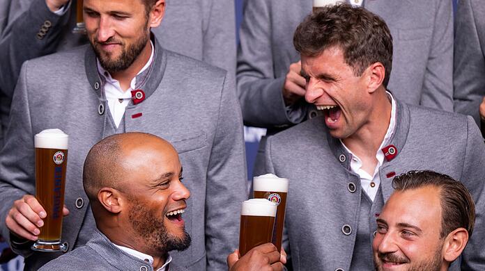 Gut gelaunt aufs Oktoberfest: Bayern-Trainer Vincent Kompany (l) und Thomas Müller prosten sich zu.
