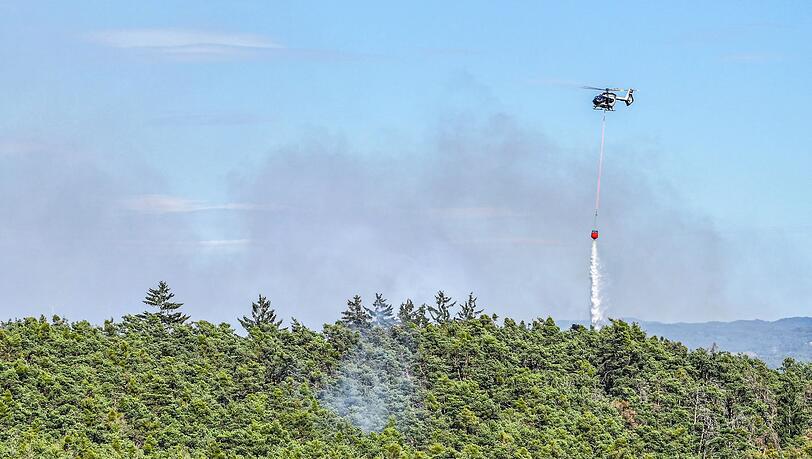 Mit einem Hubschrauber soll der Brand auch aus der Luft gelöscht werden.