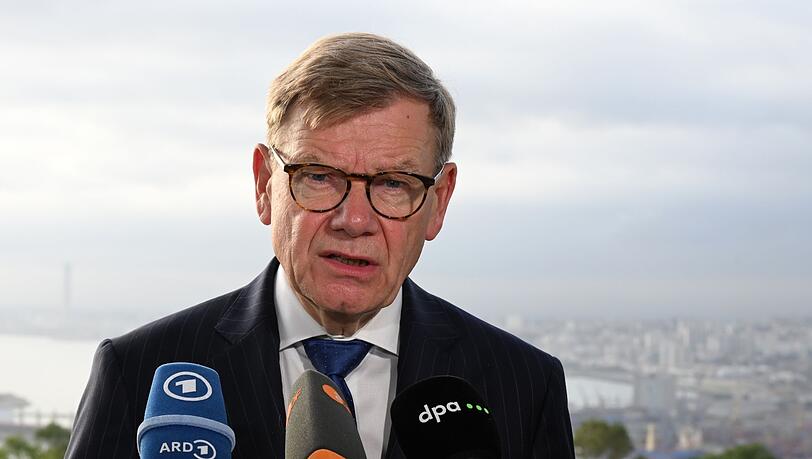Au&szlig;enminister Johann Wadephul (CDU) &auml;u&szlig;ert sich in der algerischen Hauptstadt Algier vor Journalisten.