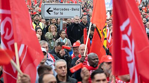Allein am Mercedes-Werk in Sindelfingen protestierten rund 20.000 Besch&auml;ftigte.