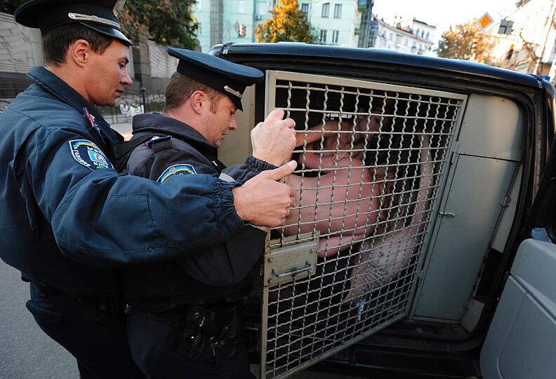 Sie sind wieder unterwegs: Die ukrainische Protestgruppe "Femen", bekannt für ihre "offenherzigen" Protestaktionen, hat wieder viel nackte Haut gezeigt - diesmal im Zoo. Mit ihrem barbusigen Protest im Zoo von Kiew wollten die Aktivistinnen am Donnerstag auf die unsachgemäße Haltung von Tieren in Käfigen aufmerksam machen - die Bilder.