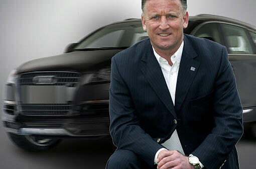Andreas Brehme, Fußball-Weltmeister von 1990, sagt, sein Audi Q7 werde von einem Chauffeur gefahren.