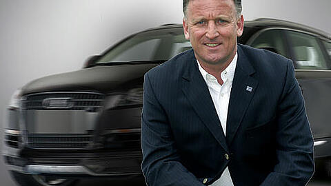 Andreas Brehme, Fußball-Weltmeister von 1990, sagt, sein Audi Q7 werde von einem Chauffeur gefahren.