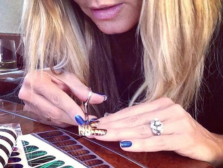 Heidi Klum greift zu goldenen Nagelfolien