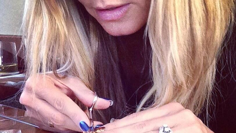 Heidi Klum greift zu goldenen Nagelfolien Heidi Klum greift zu goldenen Nagelfolien