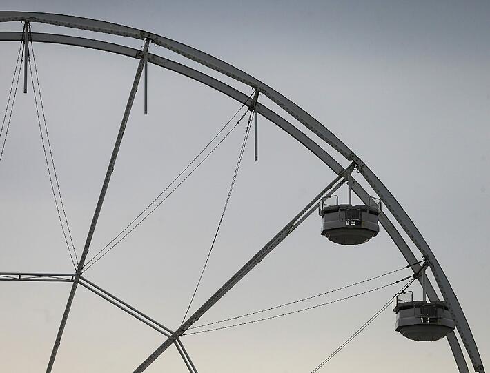 In Halle/Saale (Sachsen-Anhalt) wurden auf dem Weihnachtsmarkt Gondeln von einem Riesenrad der Schaustellerfamilie Boos abgebaut. Sie wurden aus Sicherheitsgründen aufgrund von Unwetterwarnungen wegen dem Orkantief Xaver von dem 32 Meter hohen Riesenrad abgenommen.
