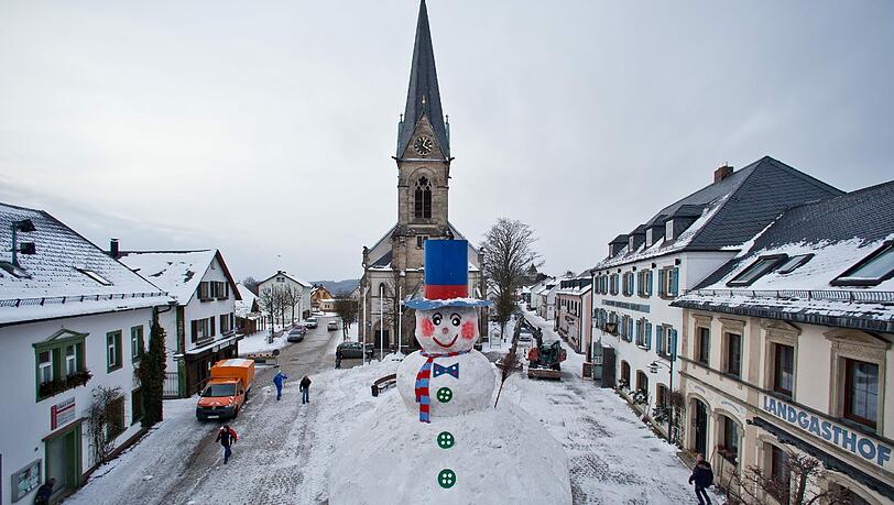 So sieht er aus, wenn er fertig ist: Riesenschneemann Jakob thront in der Dorfmitte von Bischofsgrün. So sieht er aus, wenn er fertig ist: Riesenschneemann Jakob thront in der Dorfmitte von Bischofsgrün.
