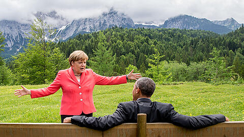 Was sagt Kanzlerin Merkel hier zu Präsident Obama? Die Netz-Gemeinde kennt die Antwort(en).