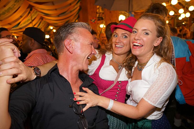 Der erste Wiesn-Sonntag in der Bräurosl gehört ganz den Schwulen und Lesben. Mitten drin bei der bunten Party: OB Dieter Reiter. Wie wild gestern Abend gefeiert wurde, sehen Sie in unserer Bildergalerie.