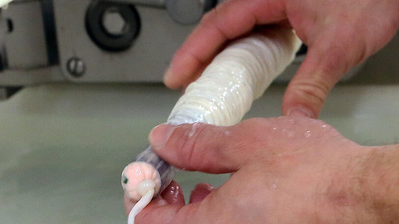 Das Brät wird abgefüllt &ndash; so nimmt die Wurst Form an.