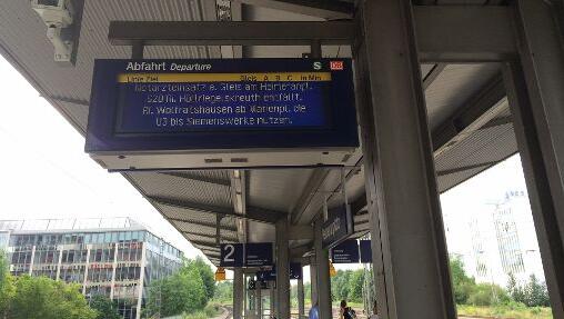 Eine Anzeigetafel an der S-Bahnhaltestelle am Heimeranplatz weist am Freitagmorgen auf die Beeinträchtigungen hin. Eine Anzeigetafel an der S-Bahnhaltestelle am Heimeranplatz weist am Freitagmorgen auf die Beeinträchtigungen hin.