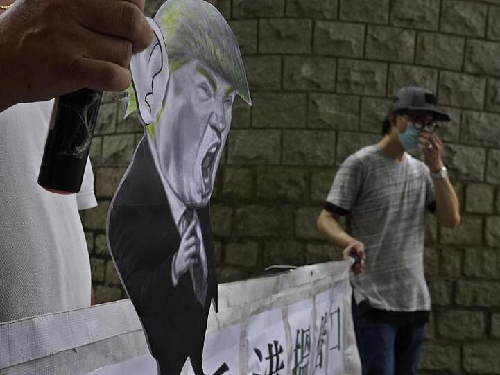 Pro-China-Anhänger bei einem Protest vor dem US-Konsulat in Hongkong.