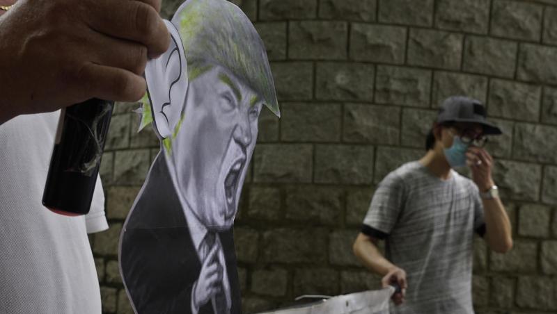 Pro-China-Anhänger bei einem Protest vor dem US-Konsulat in Hongkong. Pro-China-Anhänger bei einem Protest vor dem US-Konsulat in Hongkong.
