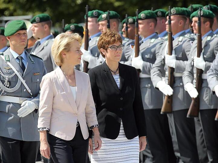 Annegret Kramp-Karrenbauer (r.) und Ursula von der Leyen schneiden in einer aktuellen Umfrage beide nicht gut ab.