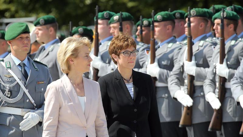 Annegret Kramp-Karrenbauer (r.) und Ursula von der Leyen schneiden in einer aktuellen Umfrage beide nicht gut ab. Annegret Kramp-Karrenbauer (r.) und Ursula von der Leyen schneiden in einer aktuellen Umfrage beide nicht gut ab.