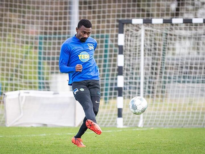 Salomon Kalou streamte mit seinem Smartphone aus der Hertha-Kabine.