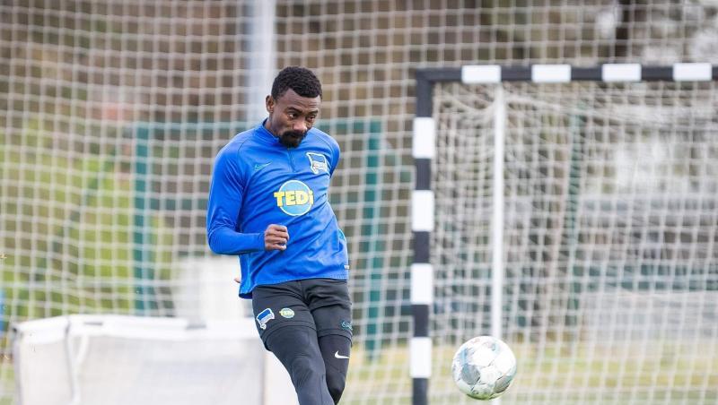 Salomon Kalou streamte mit seinem Smartphone aus der Hertha-Kabine. Salomon Kalou streamte mit seinem Smartphone aus der Hertha-Kabine.