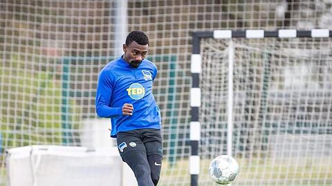 Salomon Kalou streamte mit seinem Smartphone aus der Hertha-Kabine.