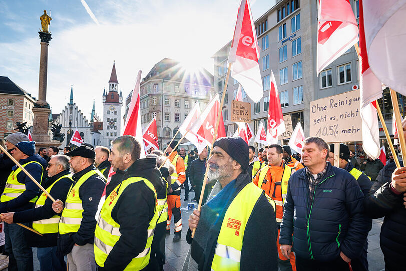 Streikende Mitarbeiter der Münchner Straßenreinigung am Marienplatz.