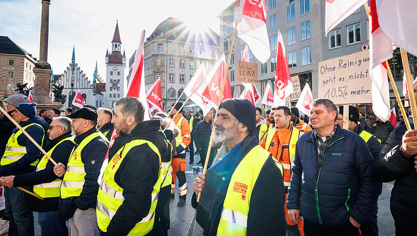 Streikende Mitarbeiter der Münchner Straßenreinigung am Marienplatz.
