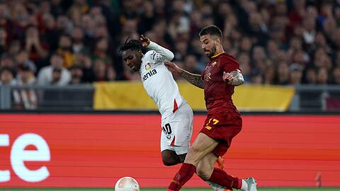 Viele Zweikämpfe und Nicklichkeiten: Leonardo Spinazzola (r) und Leverkusens Jeremie Frimpong im Zweikampf.