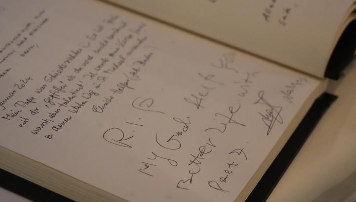 "R.I.P", "Eine Ära geht zu Ende" und vor allem "Danke": Mit diesen Worten verabschieden sich die Münchner vom Kaiser.