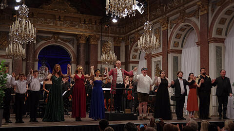 Rüdiger Lotter (Mitte) mit den Solisten und der Hofkapelle München im Spiegelsaal von Schloss Herrenchiemsee.