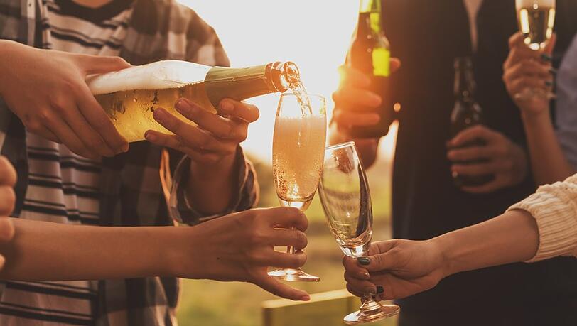 In Begleitung von ihren Eltern oder anderen Sorgeberechtigten dürfen Jugendliche bereits ab 14 Jahren legal Alkohol trinken.