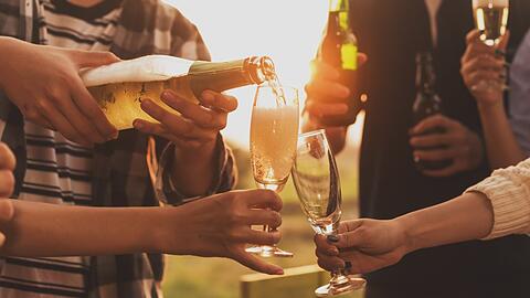 In Begleitung von ihren Eltern oder anderen Sorgeberechtigten dürfen Jugendliche bereits ab 14 Jahren legal Alkohol trinken.