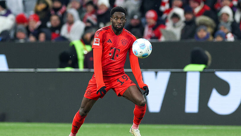 Verlängert er doch beim FC Bayern? Linksverteidiger Alphonso Davies (l.), hier beim 3:0 gegen Augsburg.