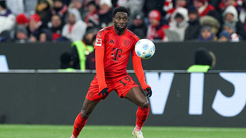 Verlängert er doch beim FC Bayern? Linksverteidiger Alphonso Davies (l.), hier beim 3:0 gegen Augsburg.