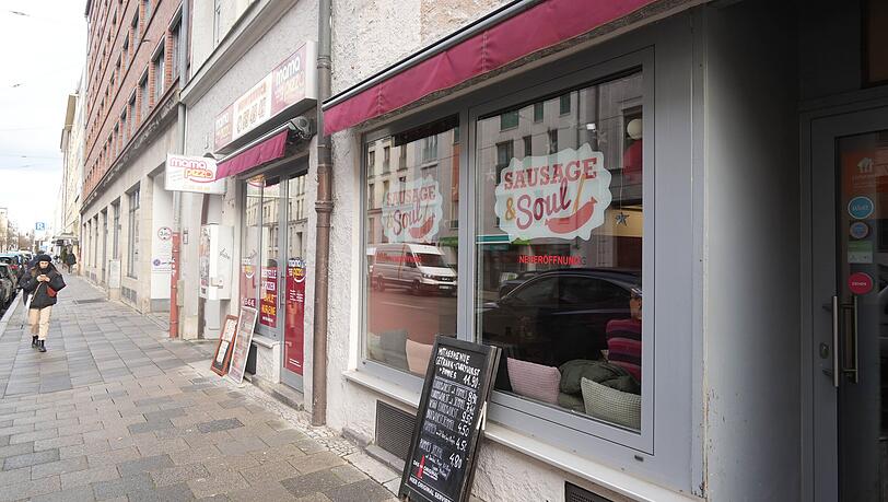 Fast etwas unscheinbar ist der Laden in der Augustenstraße. Die AZ wäre beinahe daran vorbeigelaufen.