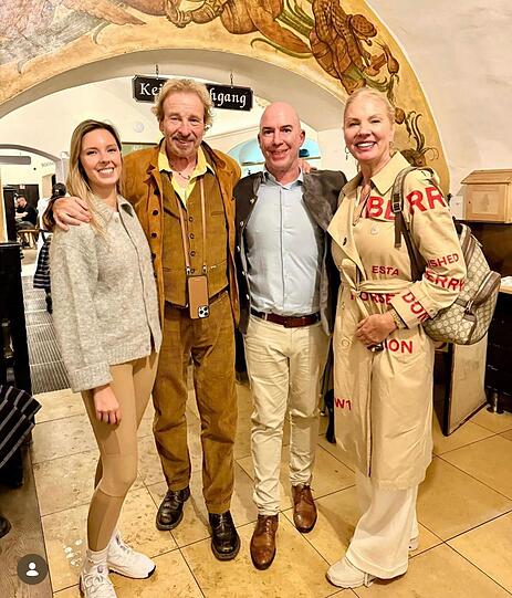 "Wetten, dass..?"-Legende Thomas Gottschalk (2. v. l.) mit Frau Karina (r.), deren Tochter Melinda und Br&auml;ust&uuml;berl-Restaurantleiter Bernhard Sagerer.