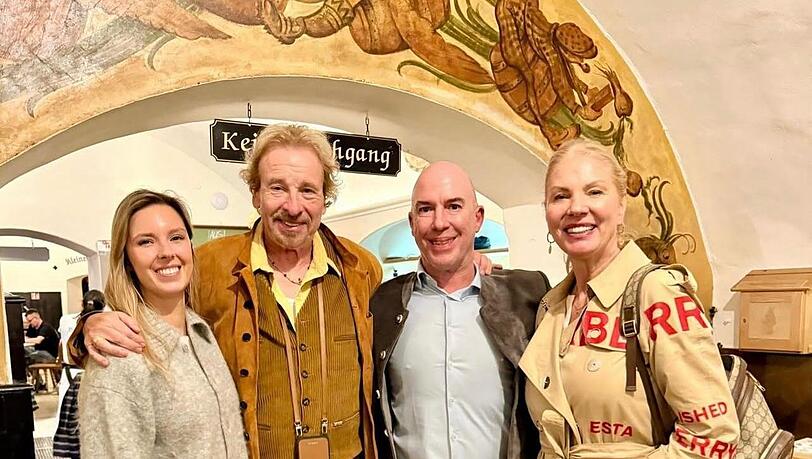 "Wetten, dass..?"-Legende Thomas Gottschalk (2. v. l.) mit Frau Karina (r.), deren Tochter Melinda und Br&auml;ust&uuml;berl-Restaurantleiter Bernhard Sagerer.
