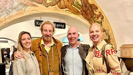 "Wetten, dass..?"-Legende Thomas Gottschalk (2. v. l.) mit Frau Karina (r.), deren Tochter Melinda und Br&auml;ust&uuml;berl-Restaurantleiter Bernhard Sagerer.