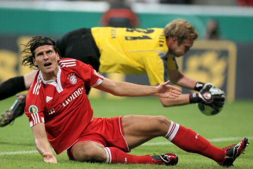 Ratlos: Stürmerstar Mario Gomez, der bei den bayern immer wieder nur auf der Bank sitzt.
