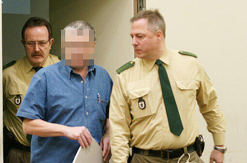 Seine Noch-Frau Thomas S. wird in den Schwurgerichtssaal geführt: Der 51-Jährige soll seine Nichten ermordet haben.
