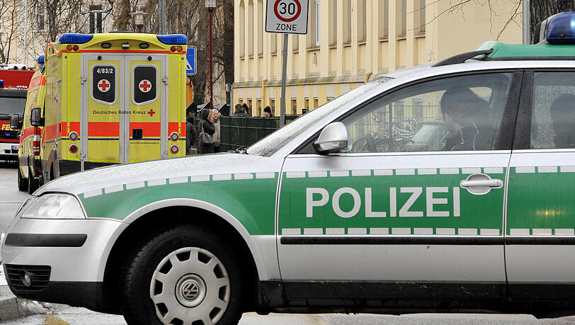 Ein geistig verwirrter Rentner hat eine Frau im oberfränkischen Neudrossenfeld  mit einer Heugabel angegriffen und verletzt. (Symbolbild)
