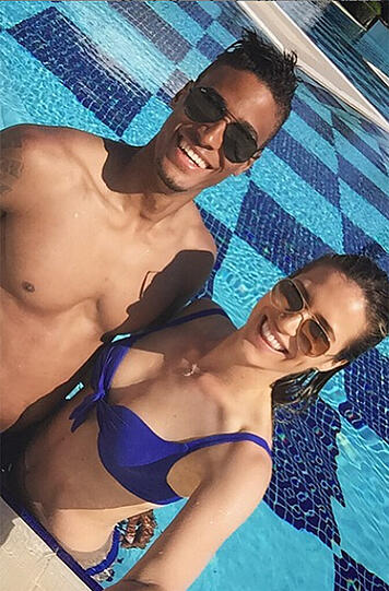 Martin Angha macht es sich samt Anhang schön.